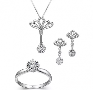 周大生珍愛之冕 為愛榮耀，愛就冠著你